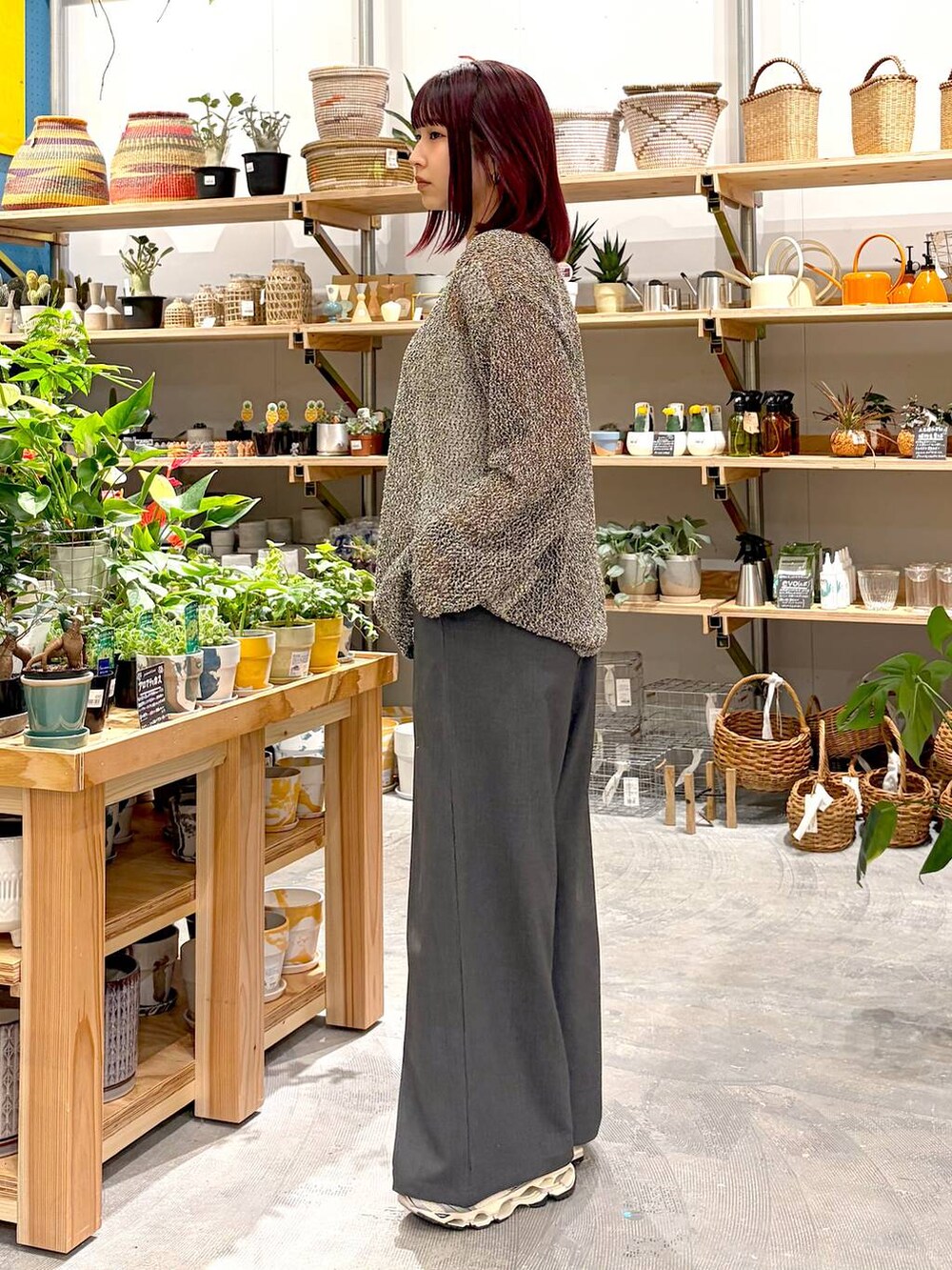 グレー系のその他パンツ、ブラック系のニット/セーター、ホワイト系のタンクトップを着用したレディースの春コーディネートの2枚目の写真