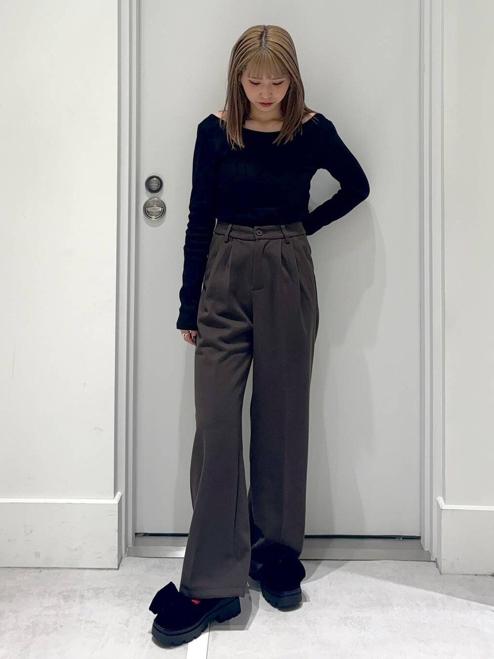 ブラック系のローファー、ブラウン系のスラックス、ホワイト系のTシャツ/カットソーを着用したレディースの冬コーディネートの4枚目の写真