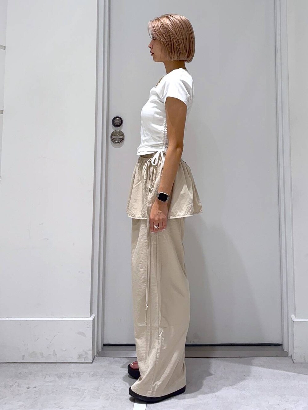 ホワイト系のTシャツ/カットソーを着用したレディースの夏コーディネートの3枚目の写真