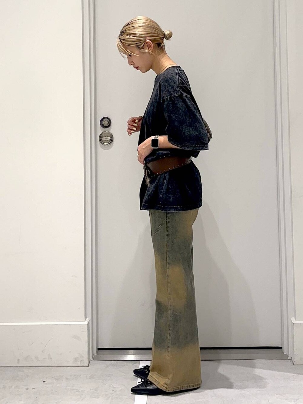 ブラック系のその他シューズ、ブラウン系のハンドバッグ、ブラック系のTシャツ/カットソーを着用したレディースの夏コーディネートの3枚目の写真