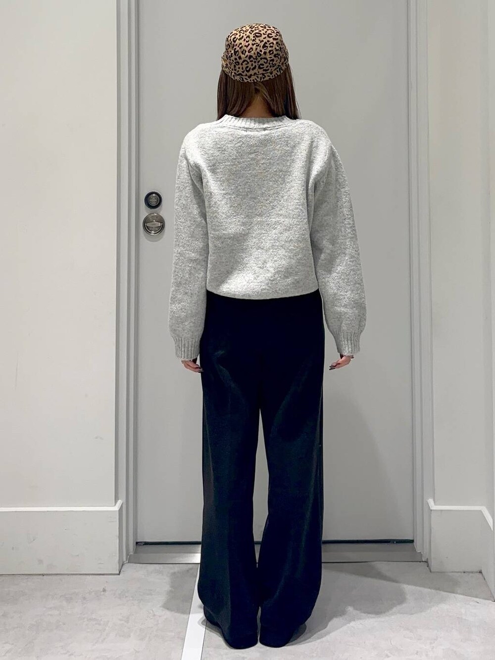 ブラック系のスリッポン、グレー系のスラックス、グレー系のニット/セーターを着用したレディースの冬コーディネートの4枚目の写真