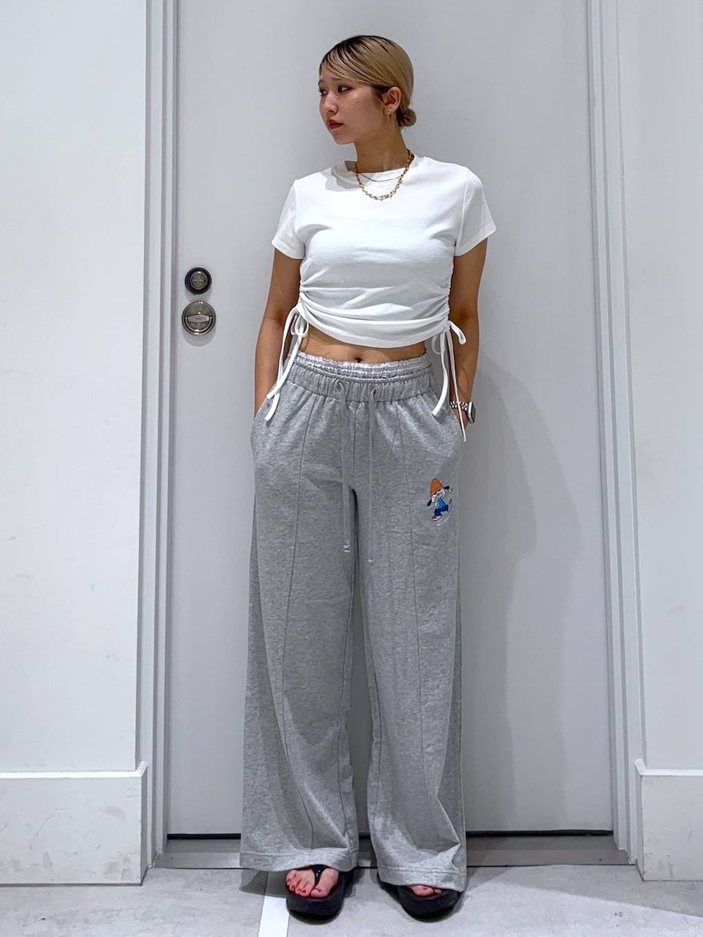 「カジュアルコーデ、着痩せ・細見え、着痩せ、女子ウケ、新作、シンプルコーデ、楽ちんコーデ、FOREVER 21」｜「FOREVER 21の【2025SS】ヴィンテージライクサイドシャーリングT（Tシャツ/カットソー、ホワイト系）」を使った、hm2931さん（レディース・159cm）の夏コーディネートの2枚目の写真
