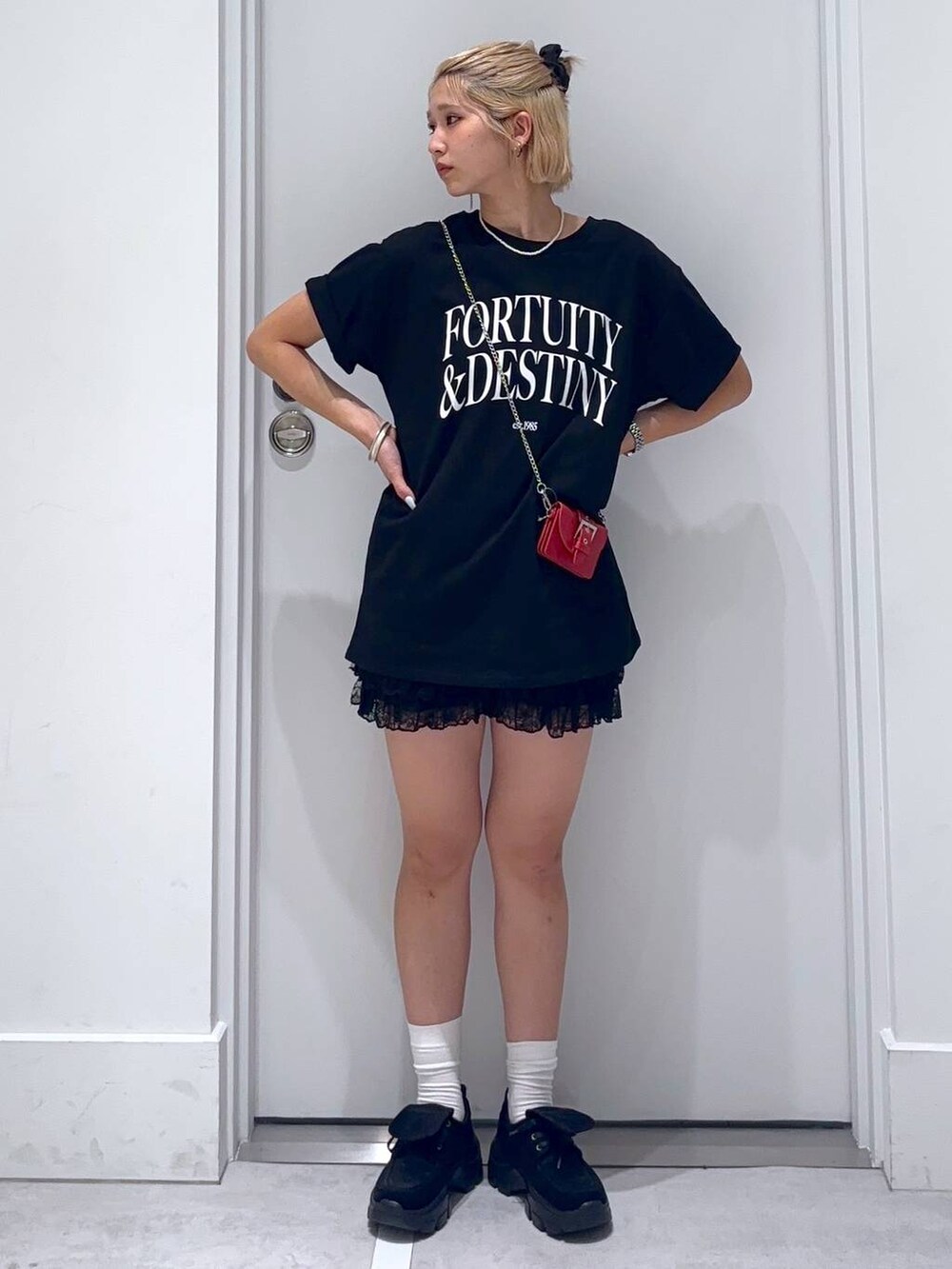 ブラック系のその他パンツ、ブラック系のモカシン/デッキシューズ、ブラック系のTシャツ/カットソーを着用したレディースの夏コーディネートの3枚目の写真