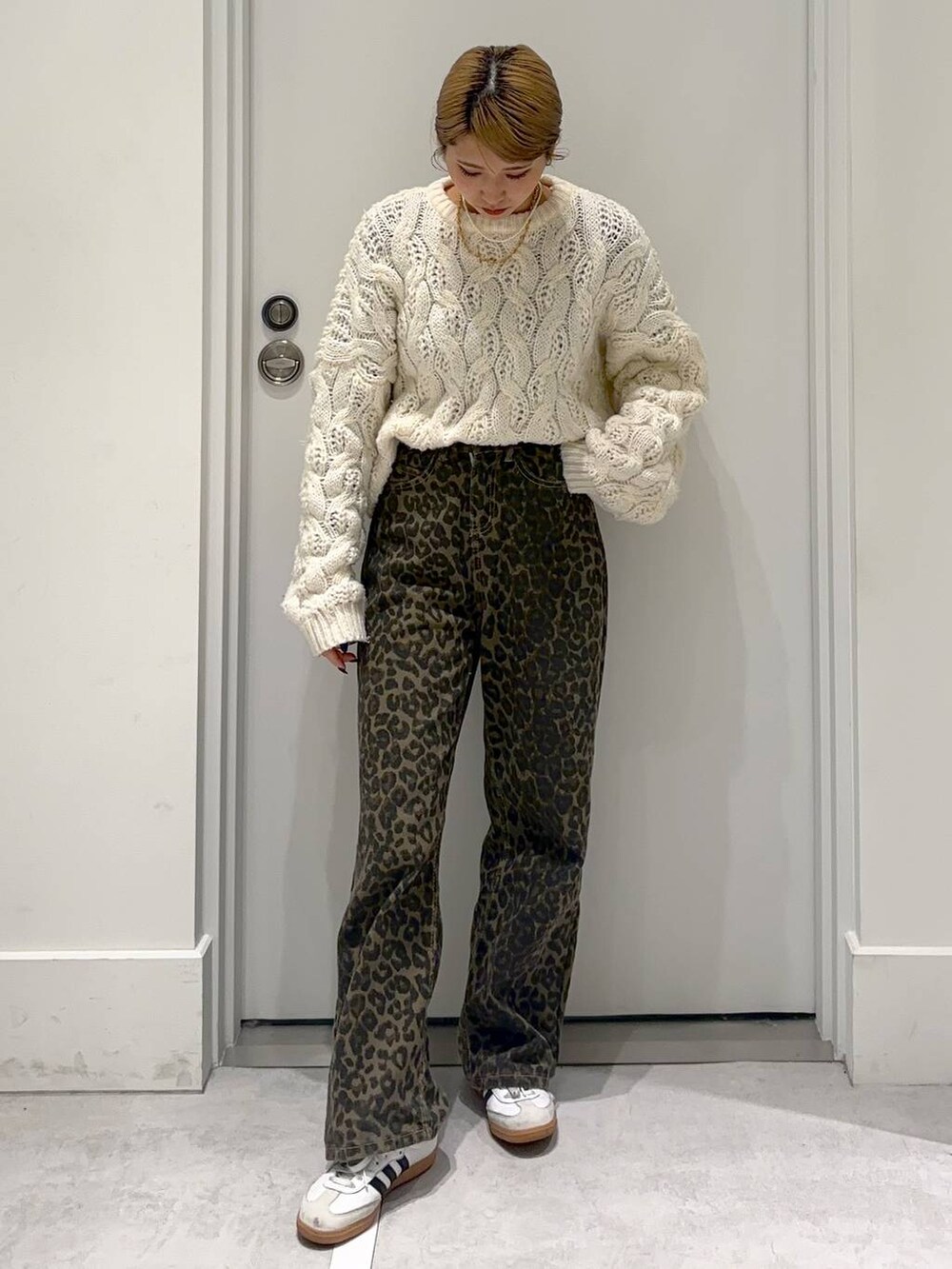 その他のその他パンツ、ベージュ系のニット/セーターを着用したレディースの冬コーディネートの2枚目の写真