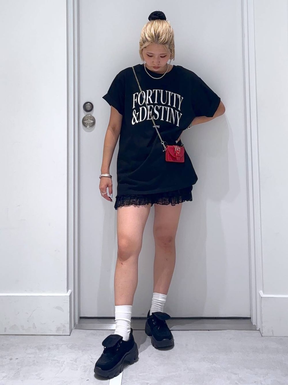 ブラック系のその他パンツ、ブラック系のモカシン/デッキシューズ、ブラック系のTシャツ/カットソーを着用したレディースの夏コーディネートの2枚目の写真