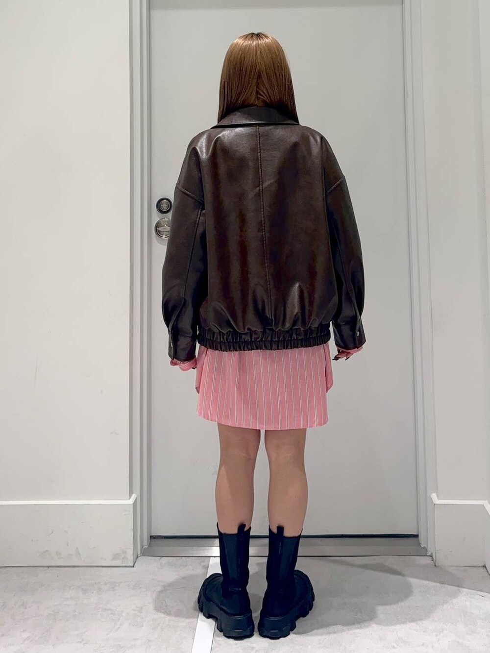 レッド系のシャツ/ブラウス、ベージュ系のTシャツ/カットソーを着用したレディースの春コーディネートの4枚目の写真