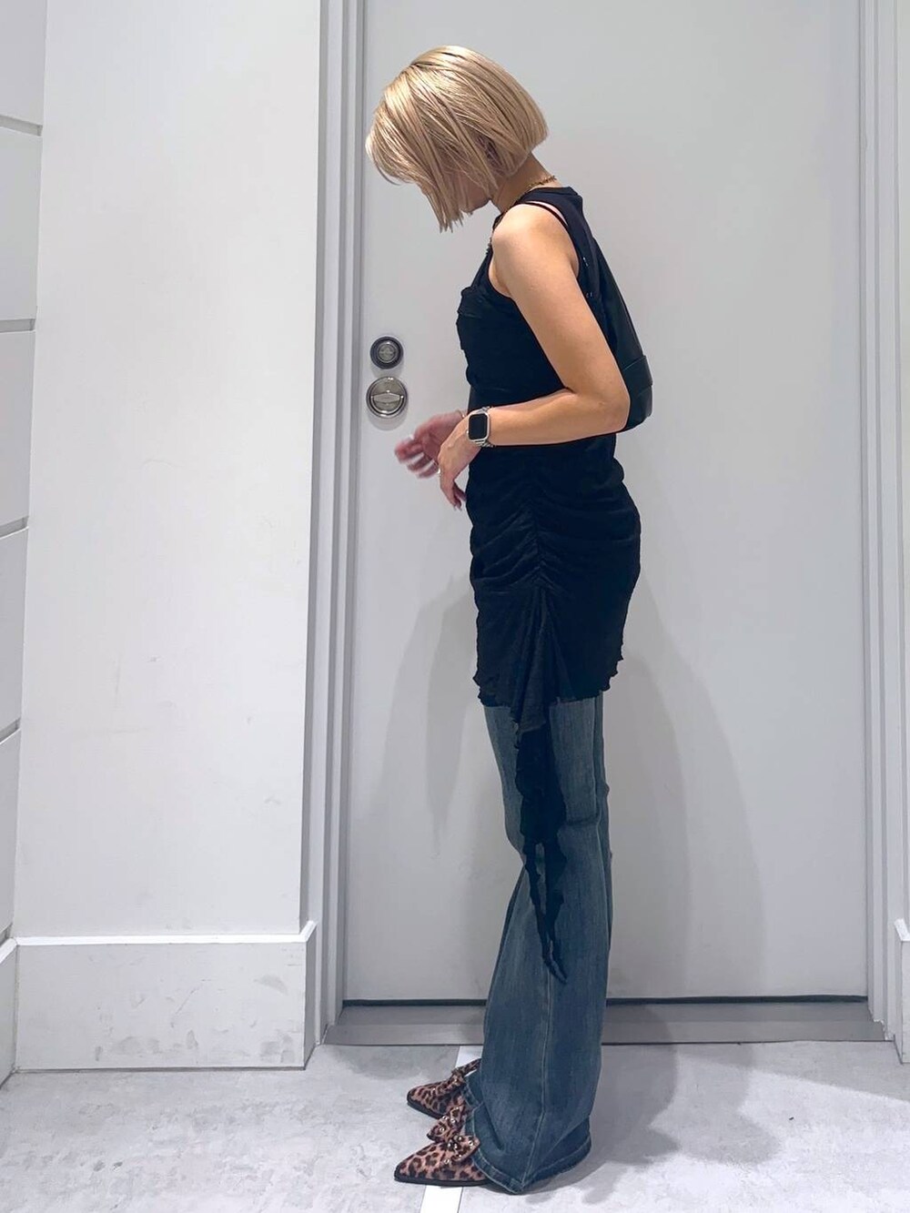 ブルー系のデニムパンツ、その他のパンプス、ブラック系のタンクトップを着用したレディースの夏コーディネートの4枚目の写真