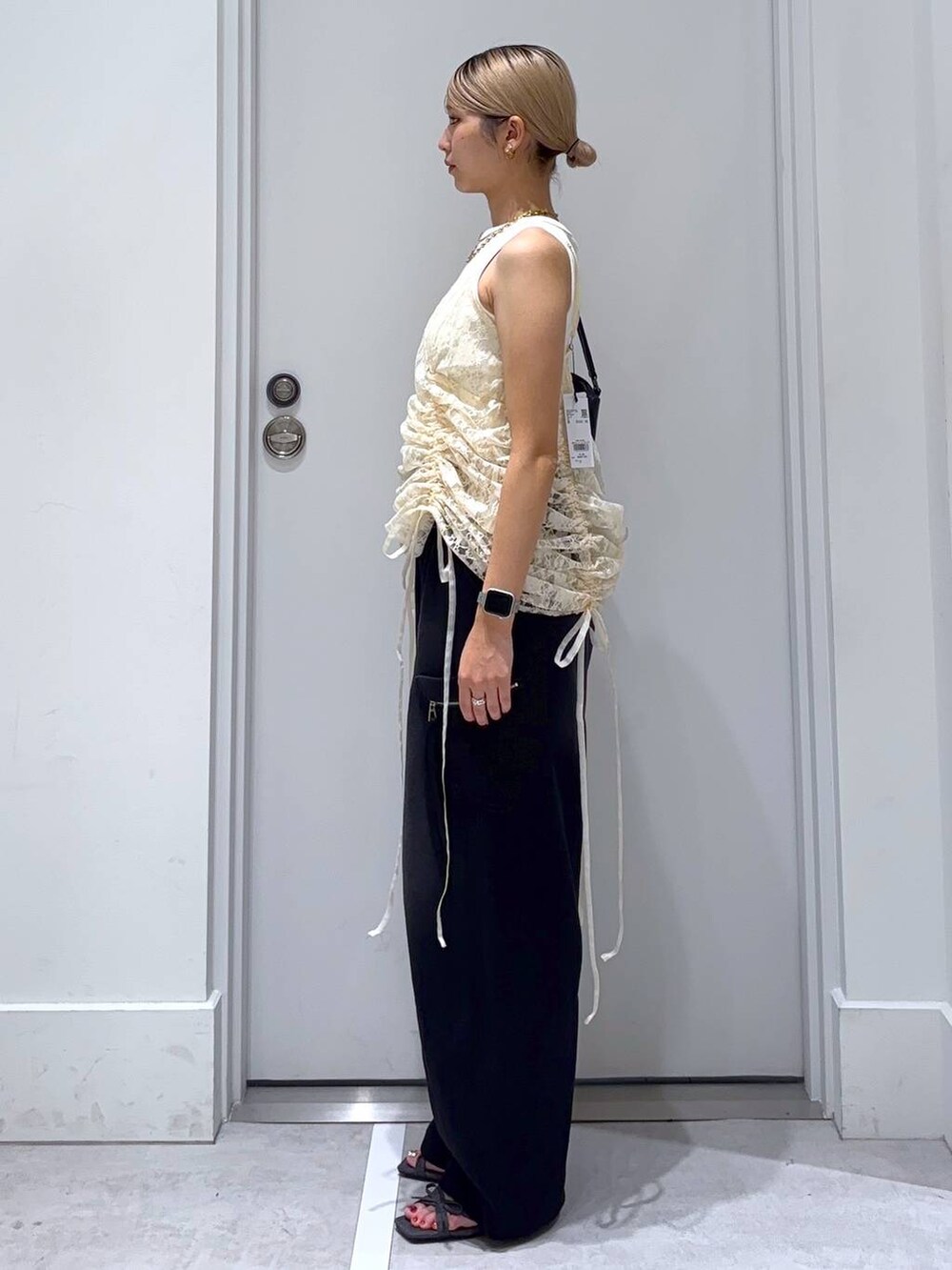 ベージュ系のワンピース、ホワイト系のタンクトップ、その他のサンダルを着用したレディースの夏コーディネートの4枚目の写真