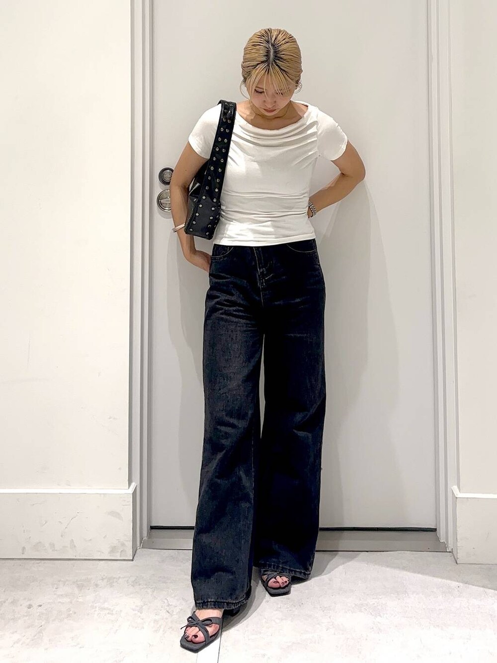 ブラック系のデニムパンツ、その他のサンダル、ブラック系のTシャツ/カットソーを着用したレディースの夏コーディネートの2枚目の写真