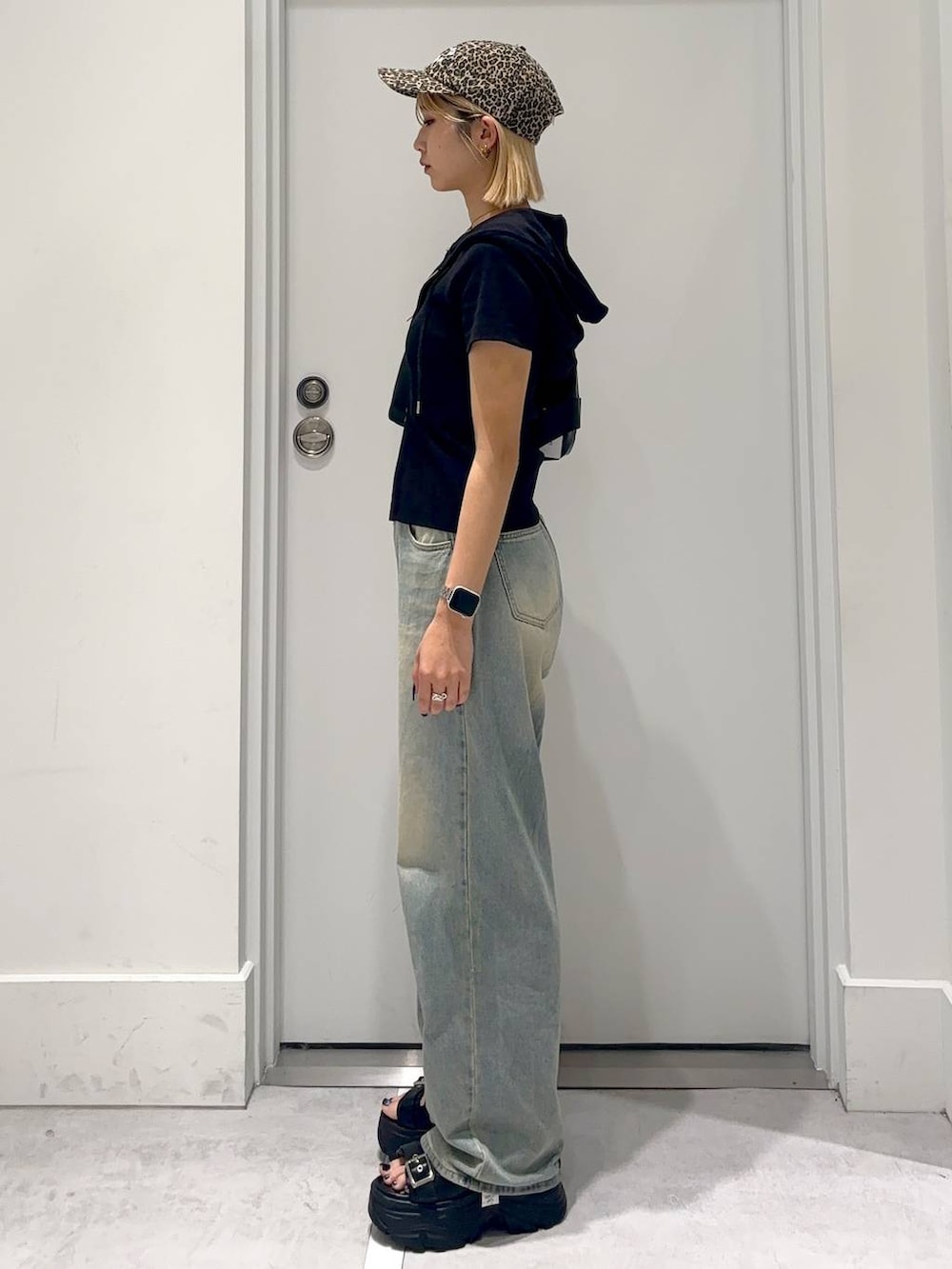 「女子ウケ、着痩せ・細見え、カジュアル、カジュアルコーデ、夏コーデ、楽ちんコーデ、デニムパンツ、新作、FOREVER 21」｜「FOREVER 21の【2024SS】ヴィンテージ風ロゴキャップ（キャップ、その他）」を使った、hm2931さん（レディース・159cm）の春コーディネートの3枚目の写真
