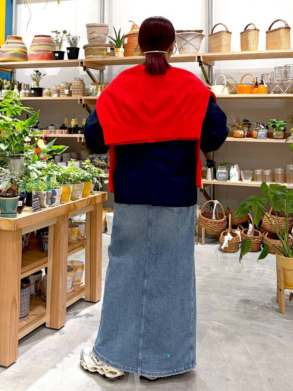 レッド系のカーディガン/ボレロ、ブルー系のテーラードジャケット、ホワイト系のTシャツ/カットソーを着用したレディースの春コーディネートの5枚目の写真