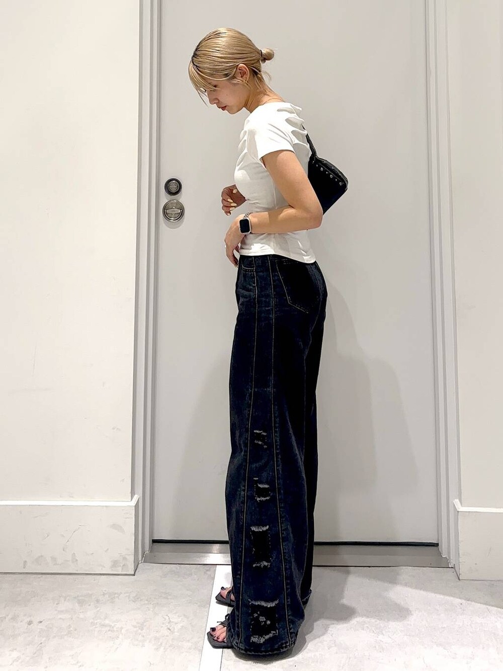 ブラック系のデニムパンツ、その他のサンダル、ブラック系のTシャツ/カットソーを着用したレディースの夏コーディネートの3枚目の写真