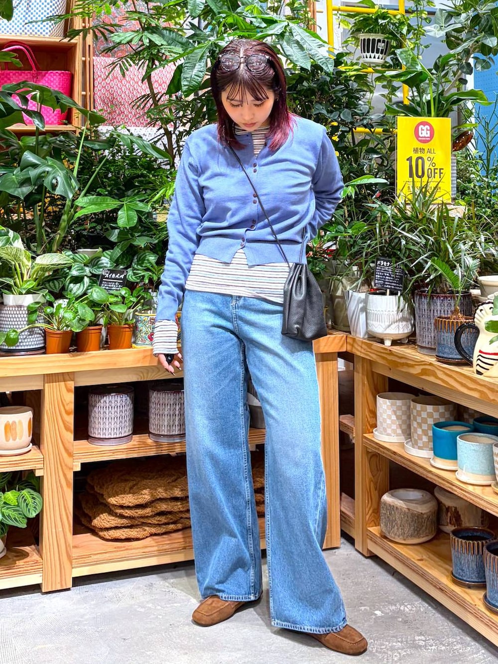 ブルー系のデニムパンツ、グレー系のTシャツ/カットソー、ブルー系のカーディガン/ボレロを着用したレディースの秋コーディネートの2枚目の写真