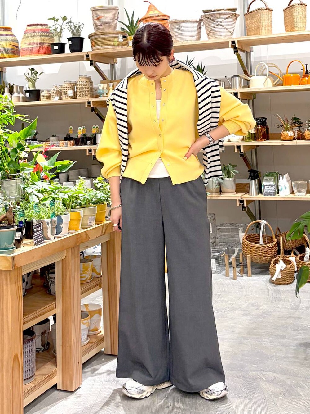 イエロー系のカーディガン/ボレロ、グレー系のその他パンツ、グレー系のTシャツ/カットソーを着用したレディースの春コーディネートの2枚目の写真
