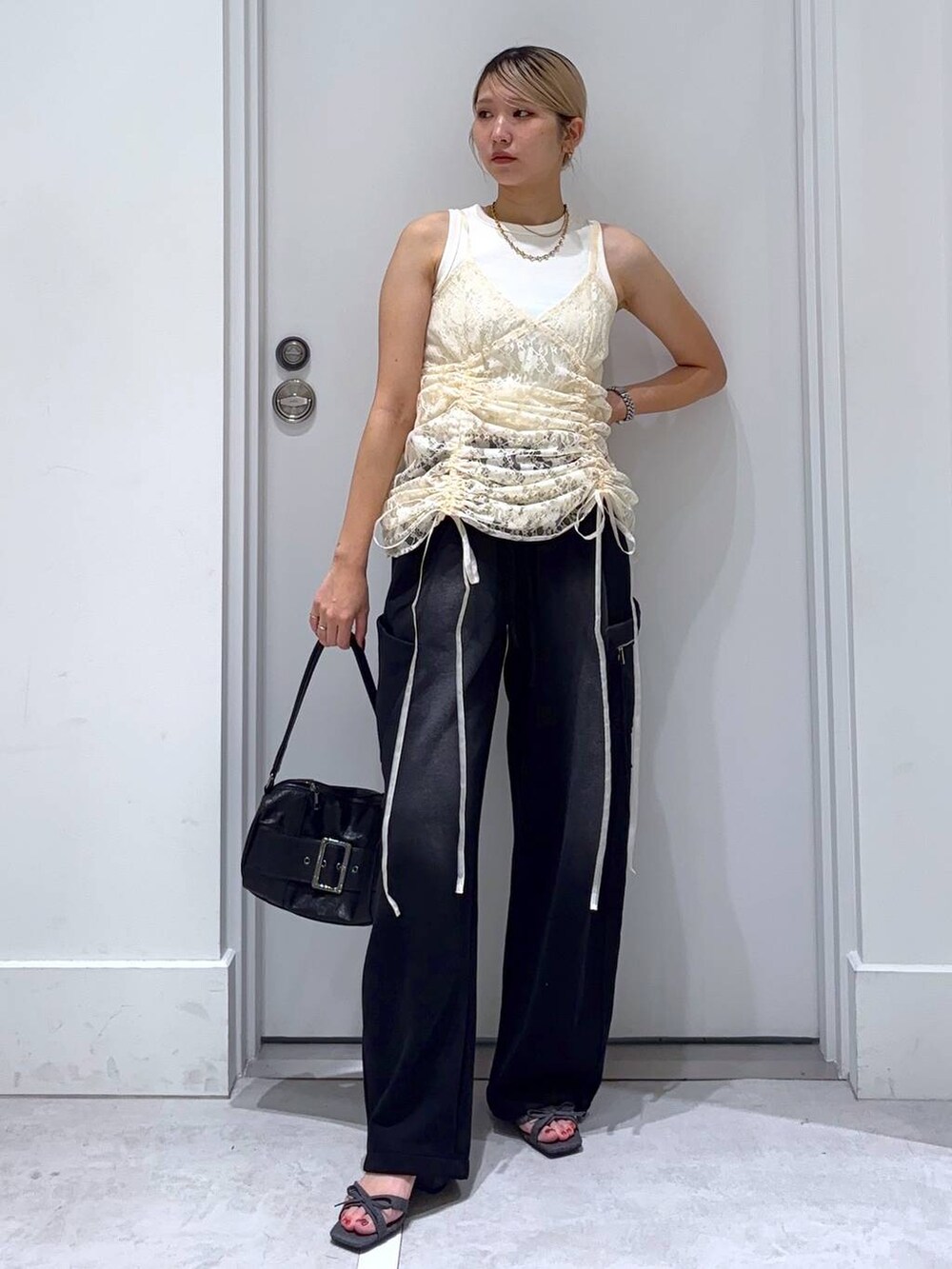 ベージュ系のワンピース、ホワイト系のタンクトップ、その他のサンダルを着用したレディースの夏コーディネートの2枚目の写真