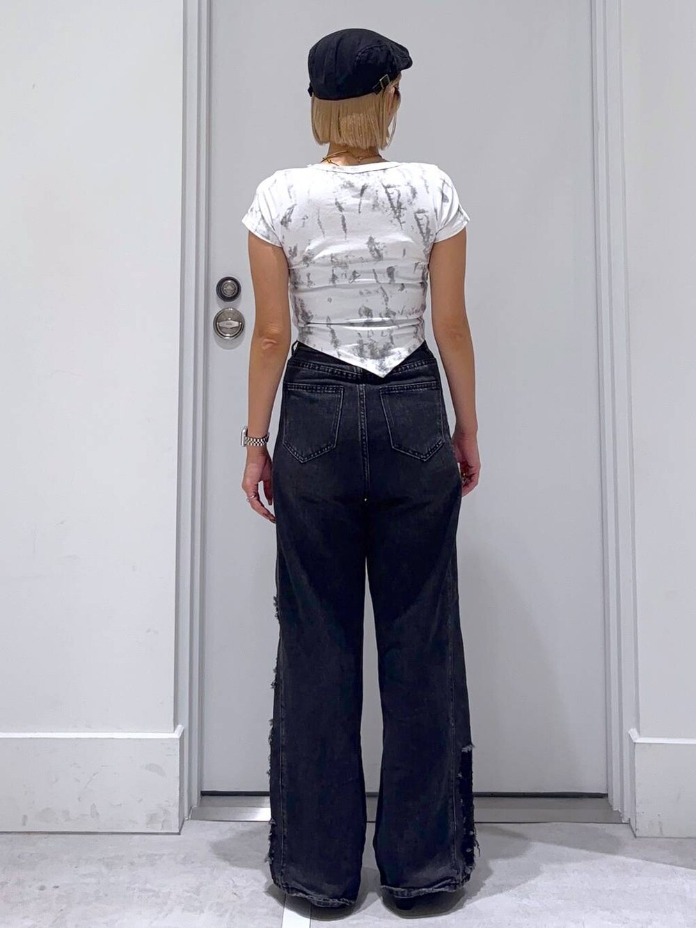 ブラック系のデニムパンツ、ホワイト系のTシャツ/カットソーを着用したレディースの秋コーディネートの5枚目の写真