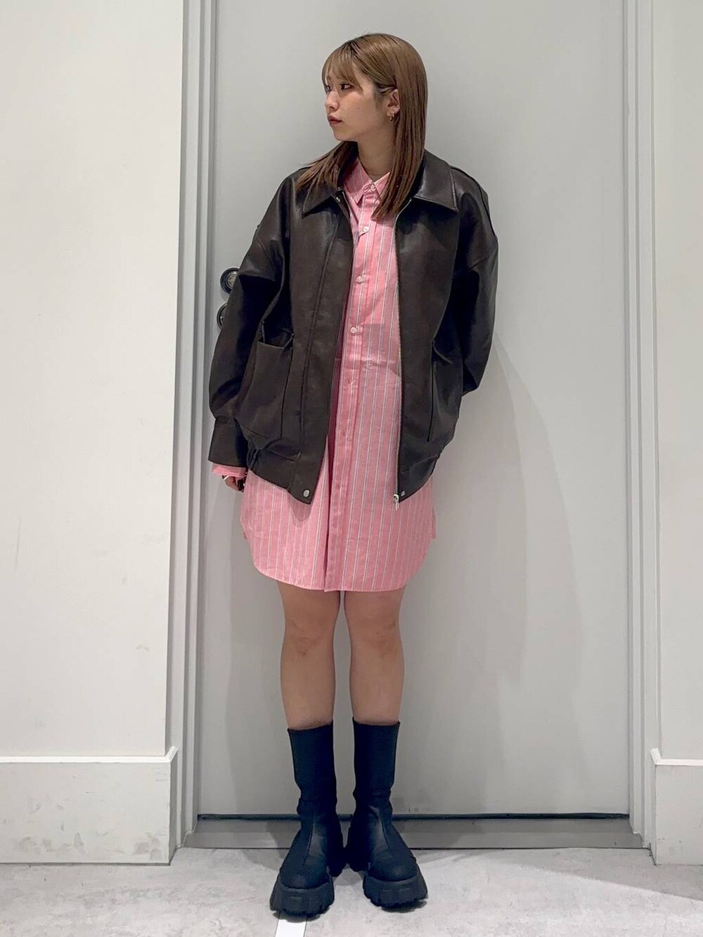 レッド系のシャツ/ブラウス、ベージュ系のTシャツ/カットソーを着用したレディースの春コーディネートの2枚目の写真