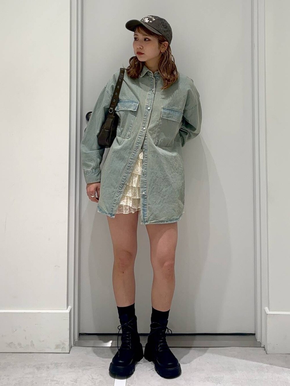 ベージュ系のその他パンツ、ブルー系のシャツ/ブラウス、ブラウン系のショルダーバッグを着用したレディースの春コーディネートの2枚目の写真