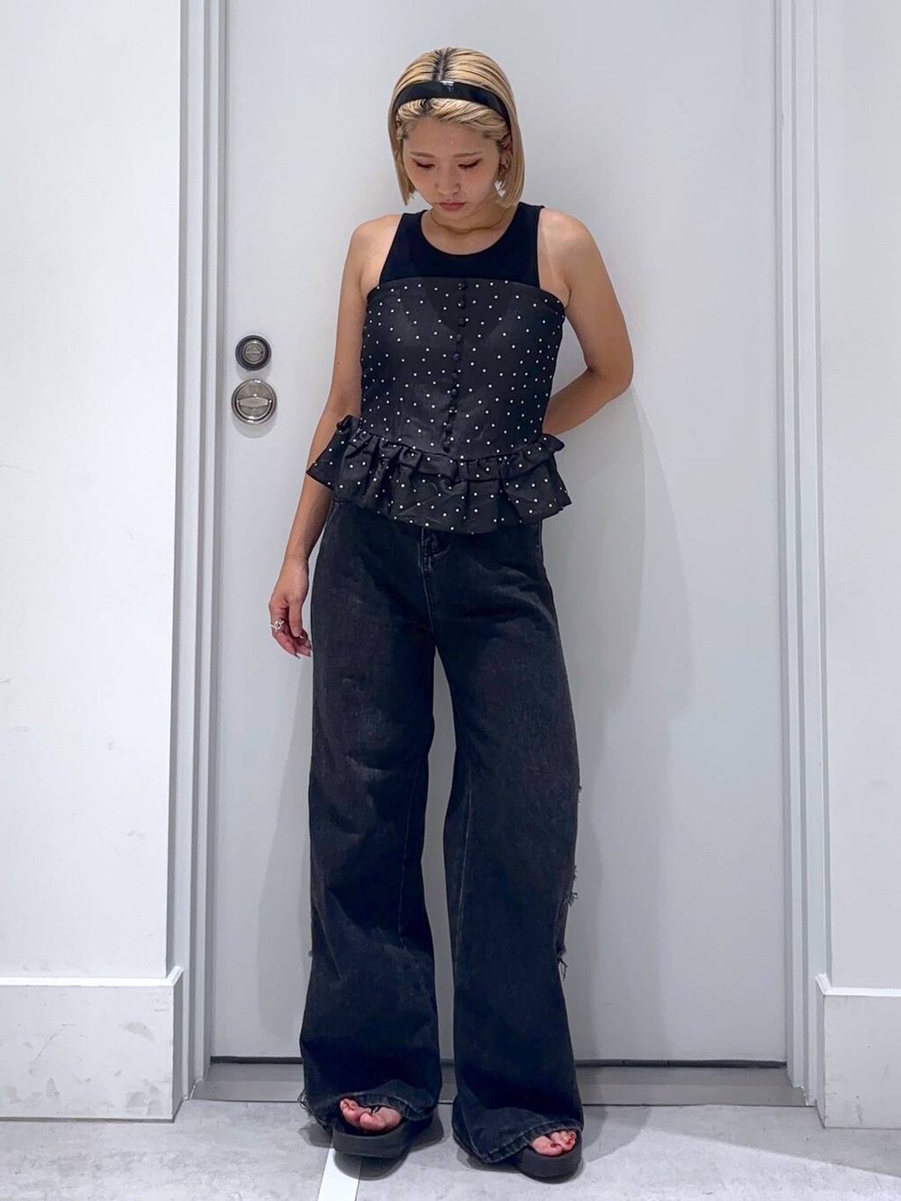 ブラック系のデニムパンツ、ブルー系のその他トップス、ブラック系のカチューシャを着用したレディースの夏コーディネートの3枚目の写真