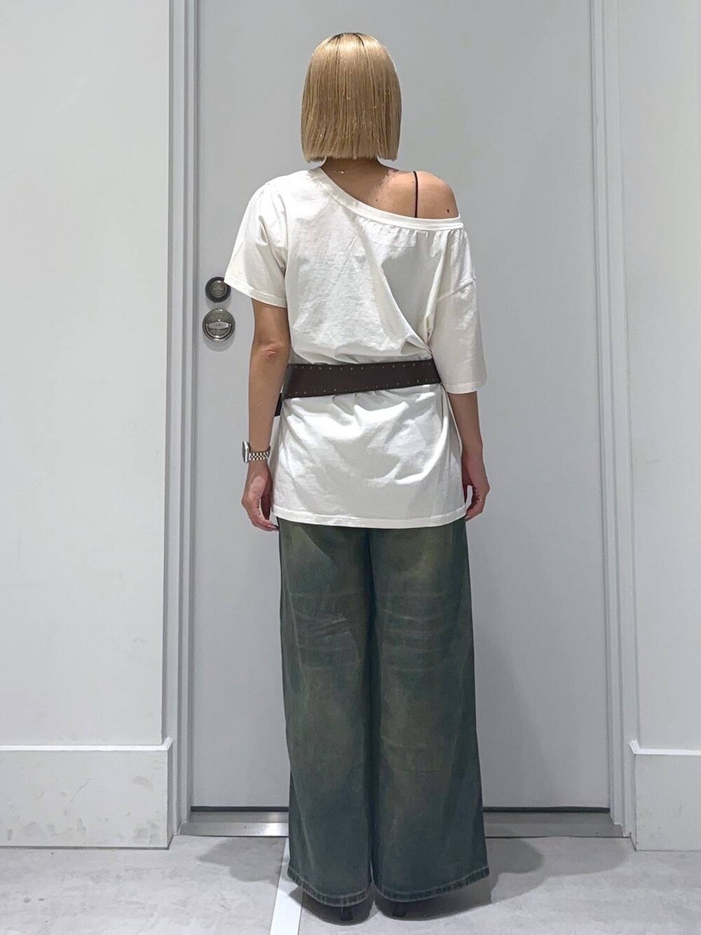 ブラウン系のサンダル、ホワイト系のTシャツ/カットソー、ブルー系のデニムパンツを着用したレディースの夏コーディネートの3枚目の写真