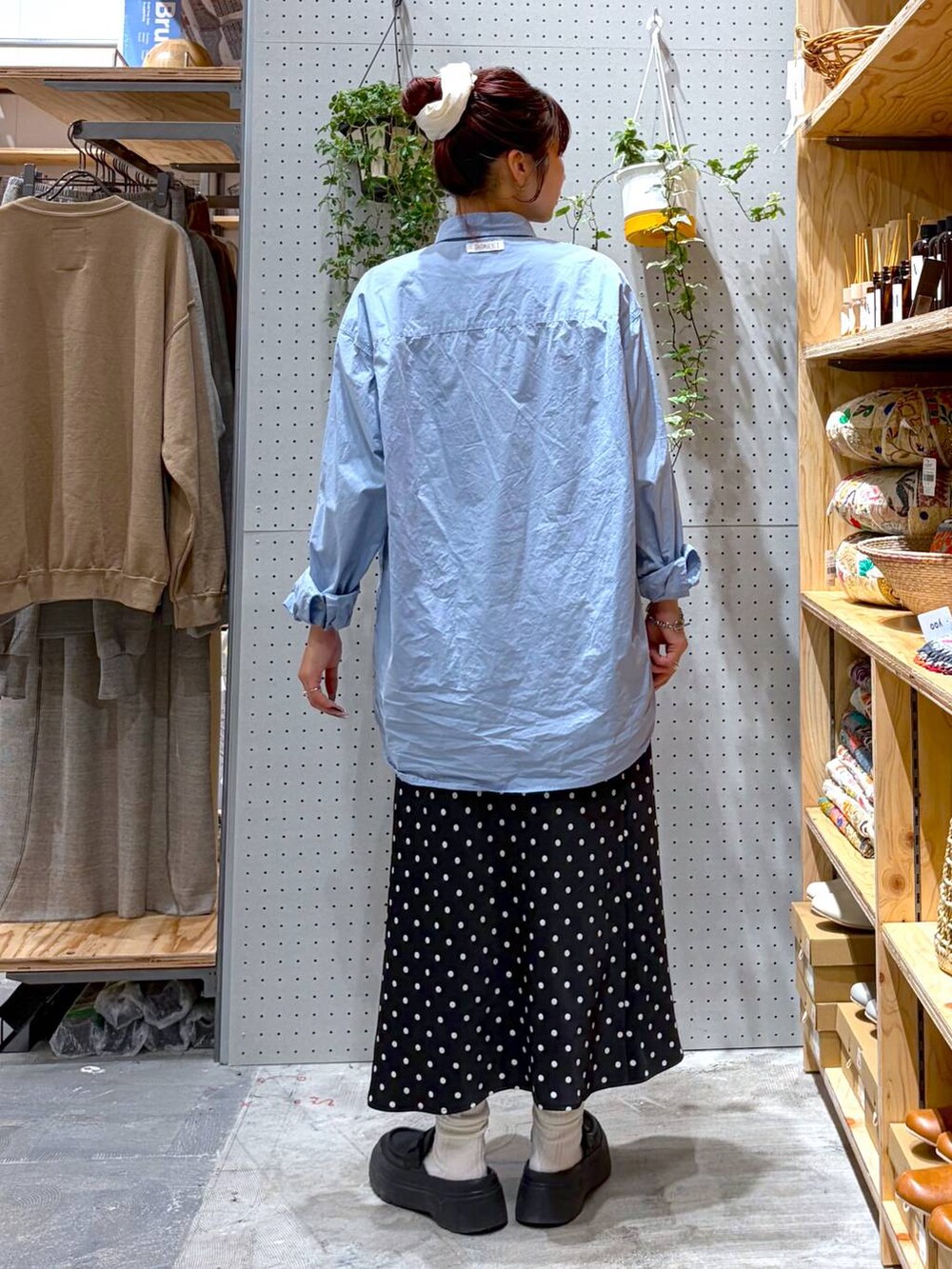 ブラック系のスカート、ブルー系のシャツ/ブラウス、ホワイト系のソックス/靴下を着用したレディースの春コーディネートの4枚目の写真
