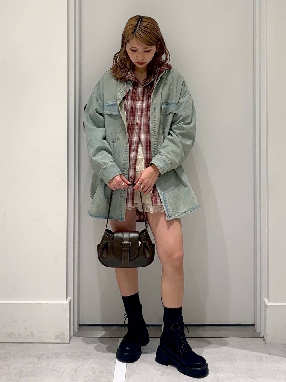 ベージュ系のその他パンツ、ブルー系のシャツ/ブラウス、ブラック系のブーツを着用したレディースの春コーディネートの2枚目の写真