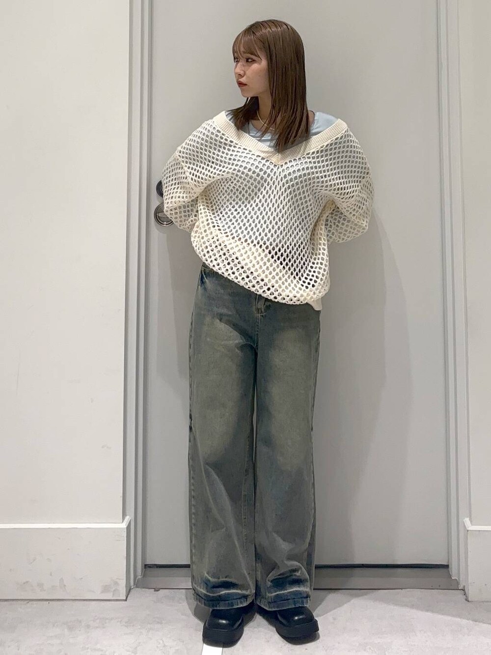 ブラック系のブーツ、ブルー系のTシャツ/カットソー、ブルー系のデニムパンツを着用したレディースの冬コーディネートの2枚目の写真