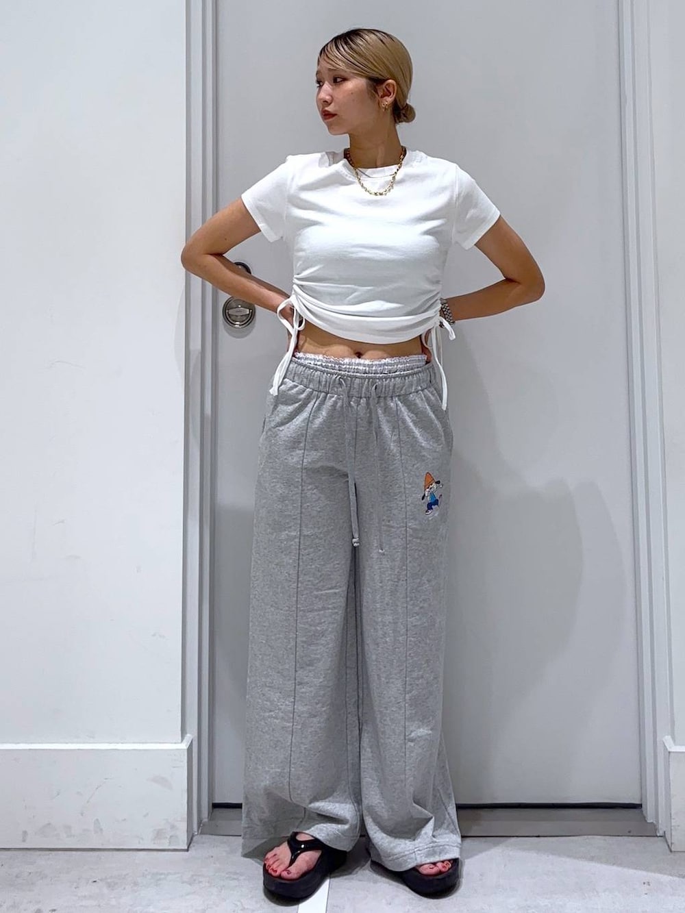 「カジュアルコーデ、着痩せ・細見え、着痩せ、女子ウケ、新作、シンプルコーデ、楽ちんコーデ、FOREVER 21」｜「FOREVER 21の【2025SS】ヴィンテージライクサイドシャーリングT（Tシャツ/カットソー、ホワイト系）」を使った、hm2931さん（レディース・159cm）の夏コーディネートの3枚目の写真