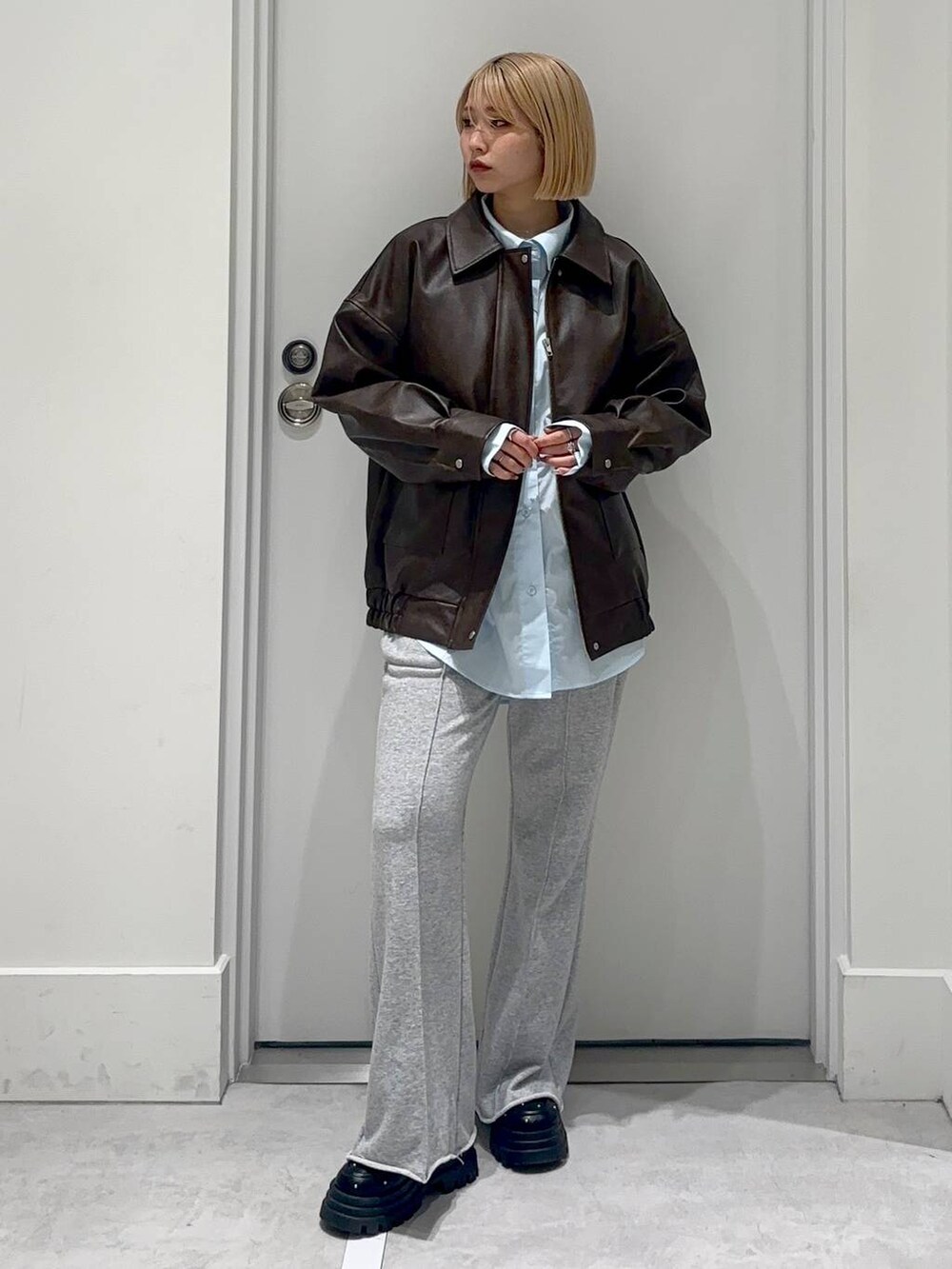 グレー系のスウェットパンツ、ブラック系のローファー、ブラウン系のブルゾンを着用したレディースの春コーディネートの2枚目の写真