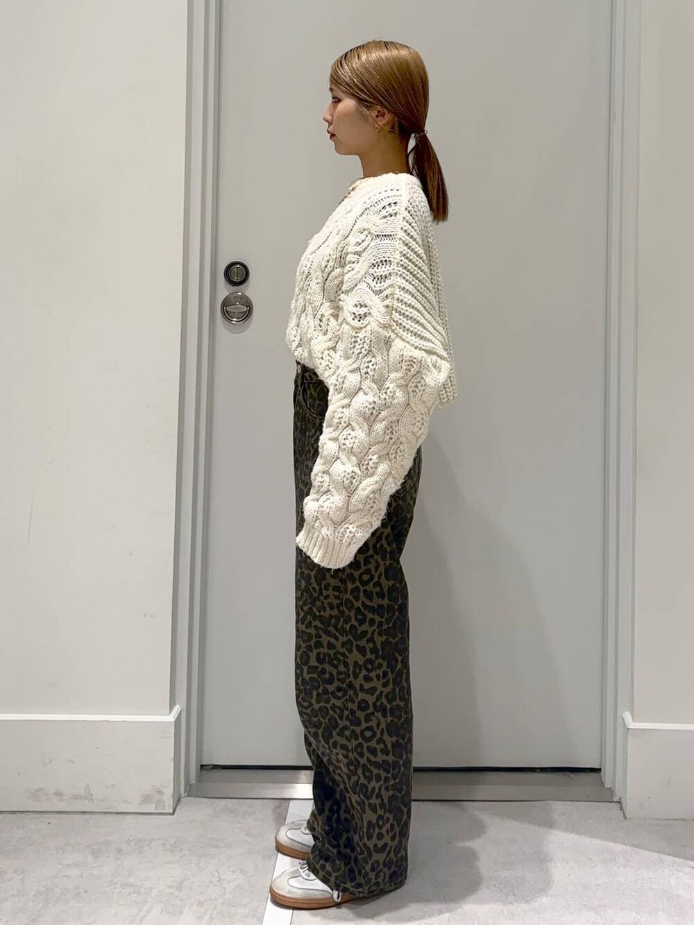 その他のその他パンツ、ベージュ系のニット/セーターを着用したレディースの冬コーディネートの3枚目の写真