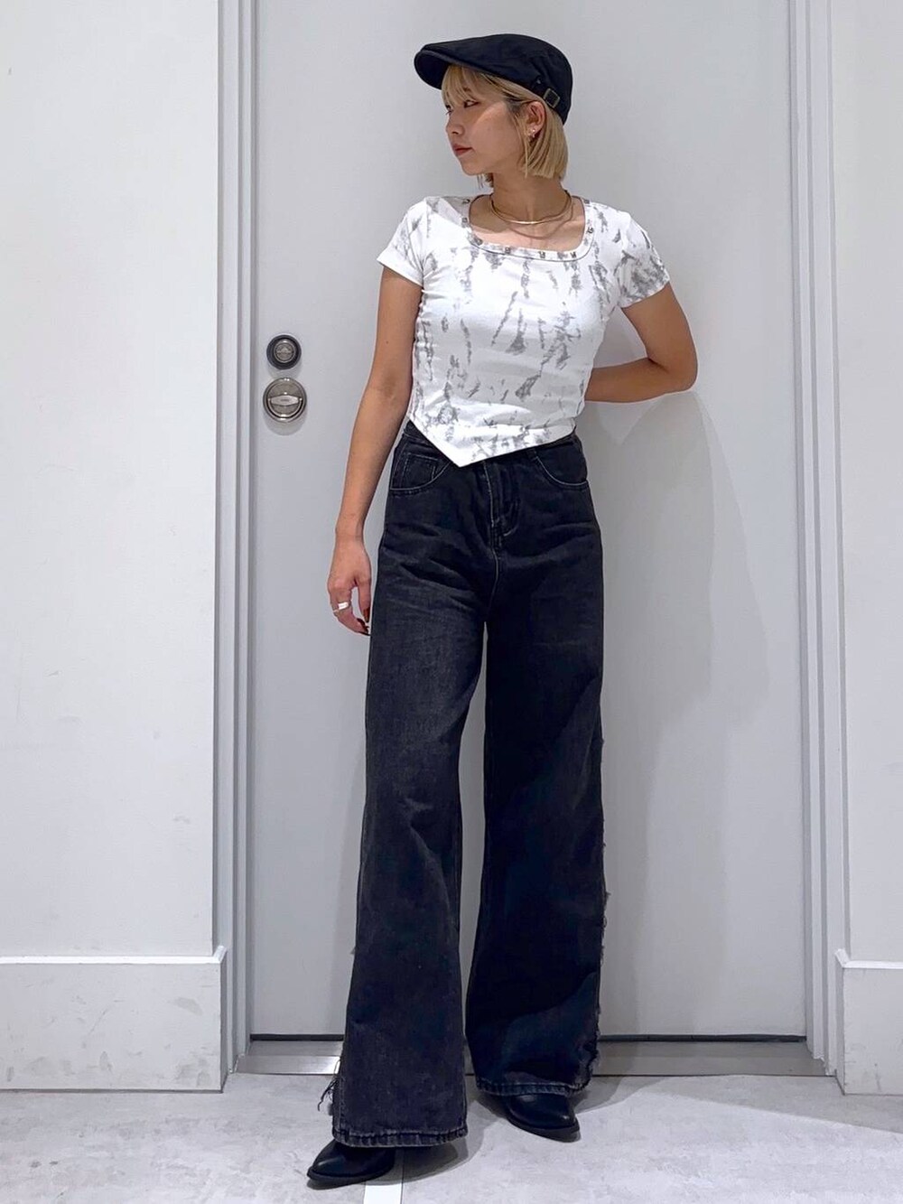 ブラック系のデニムパンツ、ホワイト系のTシャツ/カットソーを着用したレディースの秋コーディネートの3枚目の写真