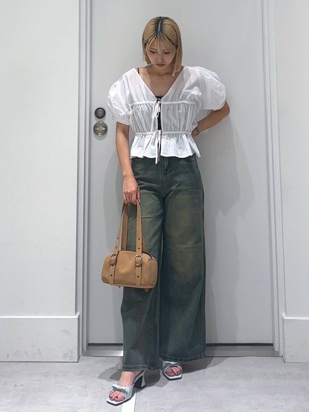 ブルー系のサンダル、ブラック系のキャミソール、ホワイト系のシャツ/ブラウスを着用したレディースの夏コーディネートの2枚目の写真