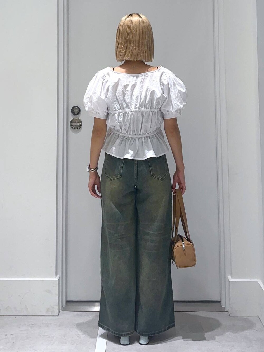 ブルー系のサンダル、ブラック系のキャミソール、ホワイト系のシャツ/ブラウスを着用したレディースの夏コーディネートの4枚目の写真