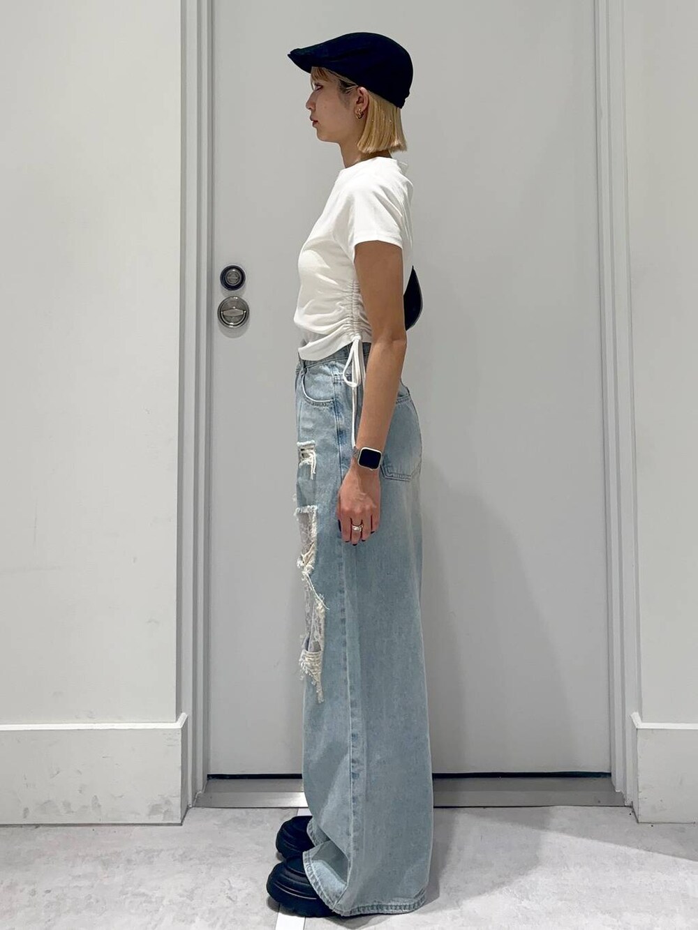 ブラウン系のTシャツ/カットソー、ブルー系のデニムパンツ、ブラック系のハンチング/ベレー帽を着用したレディースの春コーディネートの3枚目の写真