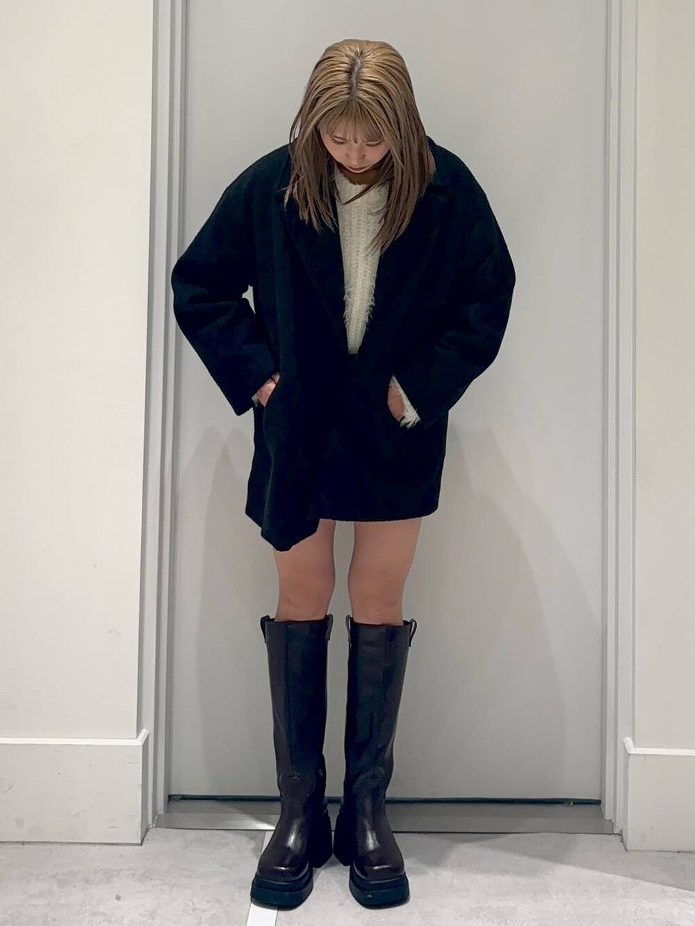 ブラック系のピーコート、その他のその他パンツ、ブラック系のブーツを着用したレディースの冬コーディネートの2枚目の写真