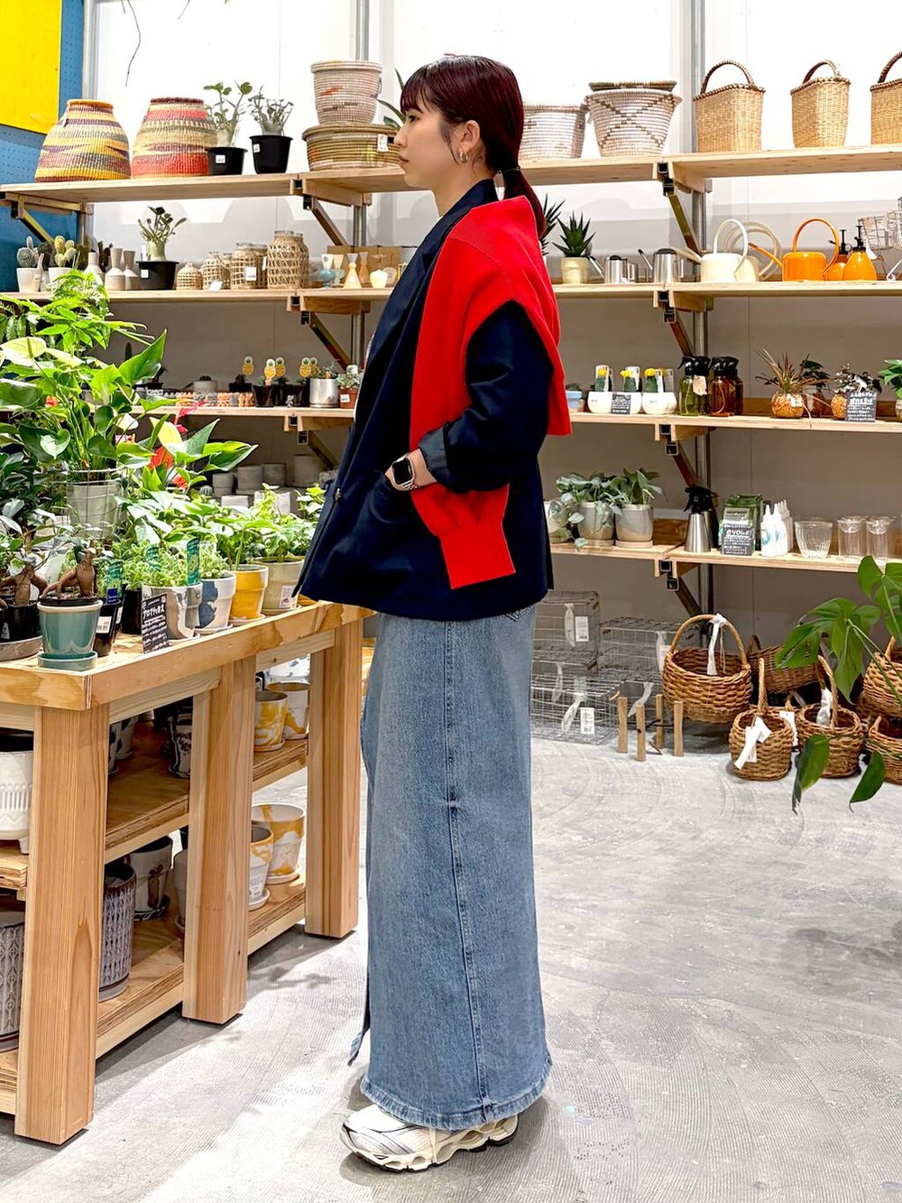 レッド系のカーディガン/ボレロ、ブルー系のテーラードジャケット、ホワイト系のTシャツ/カットソーを着用したレディースの春コーディネートの4枚目の写真