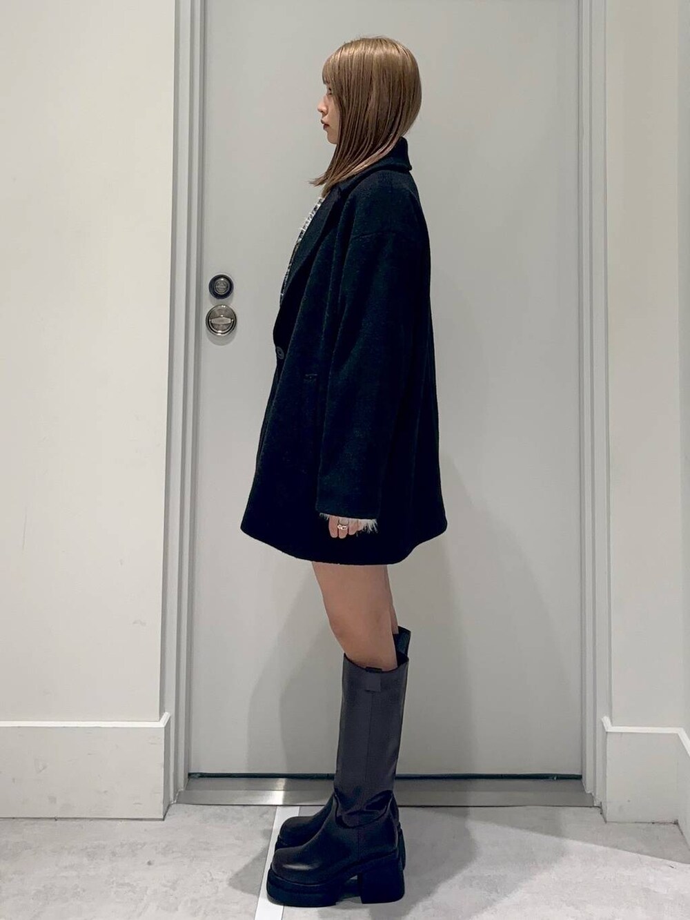 ブラック系のピーコート、その他のその他パンツ、ブラック系のブーツを着用したレディースの冬コーディネートの3枚目の写真