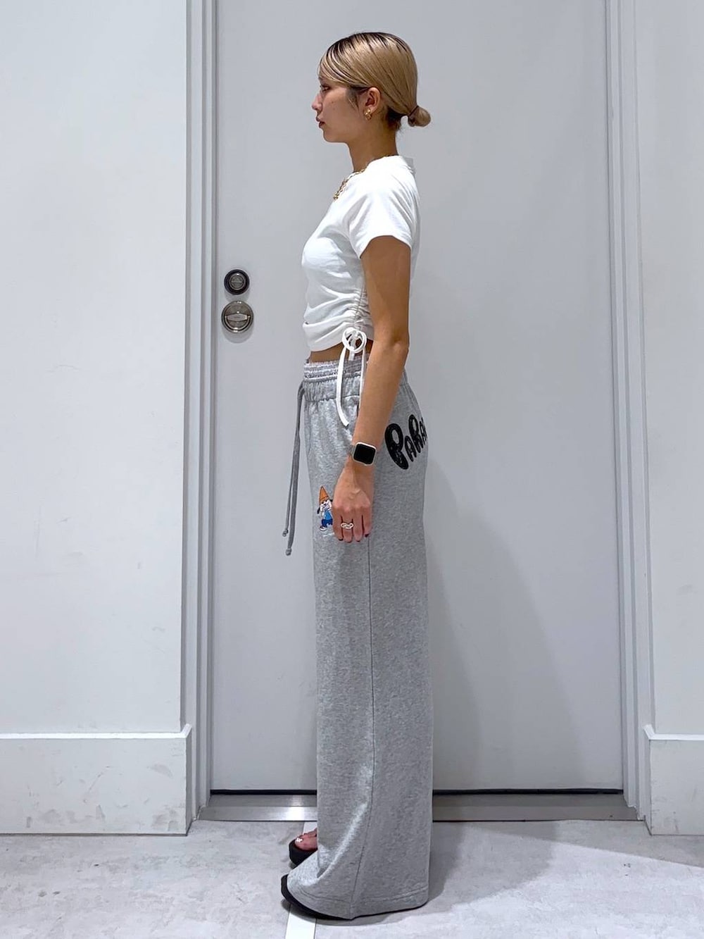 「カジュアルコーデ、着痩せ・細見え、着痩せ、女子ウケ、新作、シンプルコーデ、楽ちんコーデ、FOREVER 21」｜「FOREVER 21の【2025SS】ヴィンテージライクサイドシャーリングT（Tシャツ/カットソー、ホワイト系）」を使った、hm2931さん（レディース・159cm）の夏コーディネートの4枚目の写真