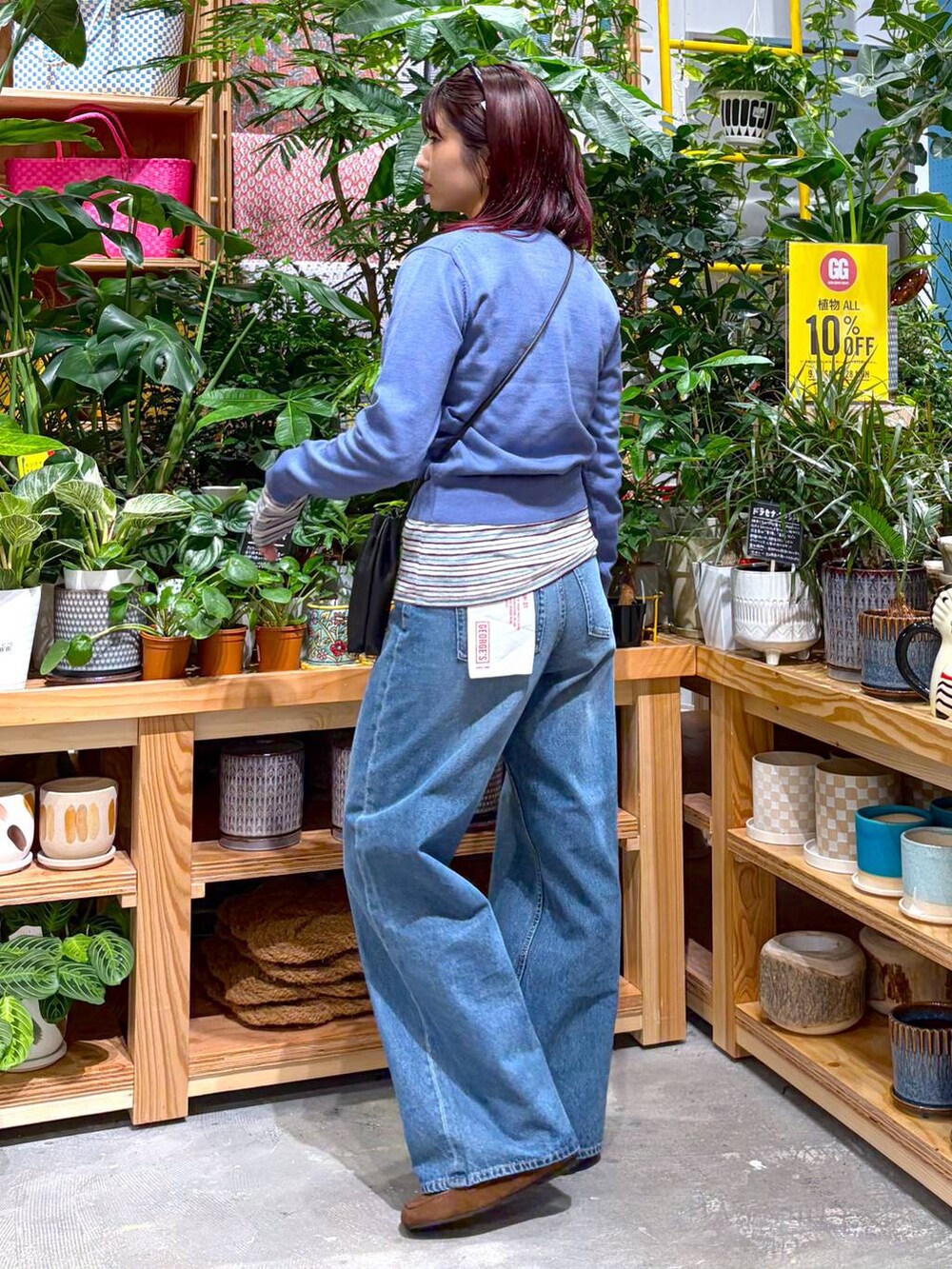 ブルー系のデニムパンツ、グレー系のTシャツ/カットソー、ブルー系のカーディガン/ボレロを着用したレディースの秋コーディネートの5枚目の写真