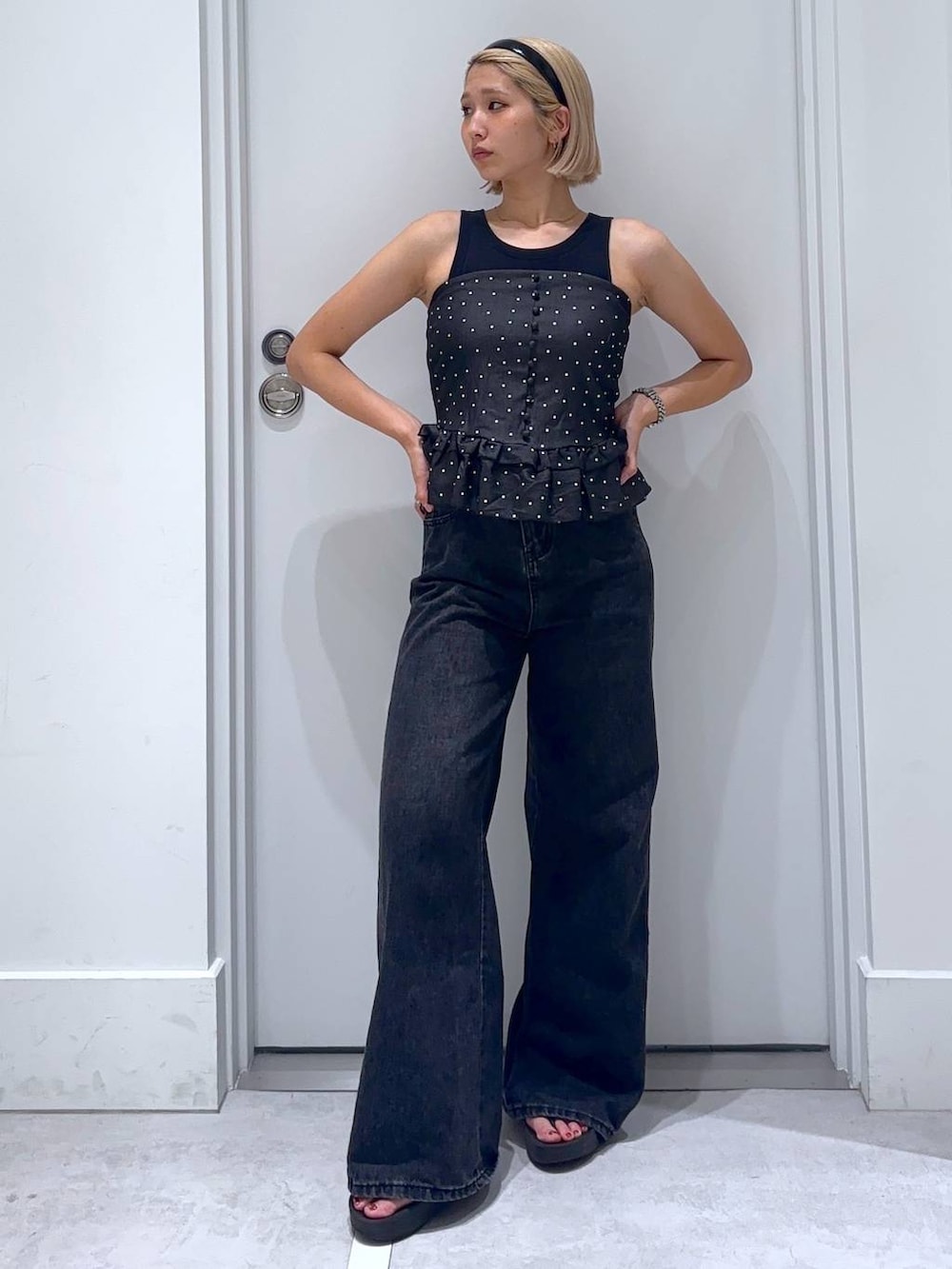 ブラック系のデニムパンツ、ブルー系のその他トップス、ブラック系のカチューシャを着用したレディースの夏コーディネートの2枚目の写真