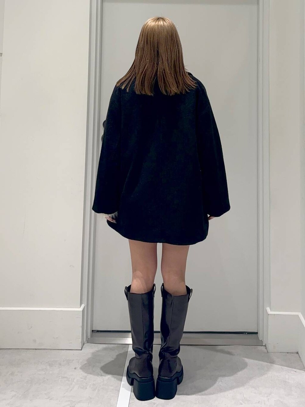 ブラック系のピーコート、その他のその他パンツ、ブラック系のブーツを着用したレディースの冬コーディネートの4枚目の写真