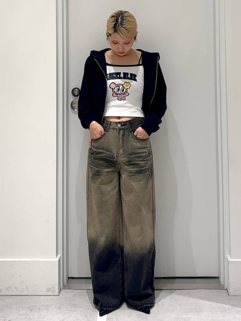 「着痩せ・細見え、女子ウケ、カジュアル、カジュアルコーデ、春コーデ、夏コーデ、デニムパンツ、FOREVER 21、新作」｜「FOREVER 21の【2025SS】レースアップミュール（その他シューズ、ブラック系）」を使った、hm2931さん（レディース・159cm）の春コーディネートの2枚目の写真