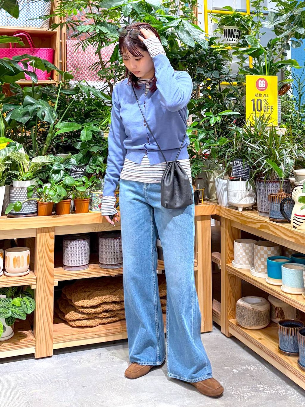 ブルー系のデニムパンツ、グレー系のTシャツ/カットソー、ブルー系のカーディガン/ボレロを着用したレディースの秋コーディネートの3枚目の写真