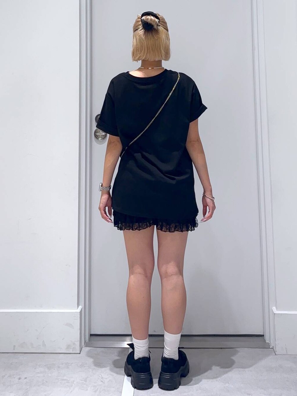 ブラック系のその他パンツ、ブラック系のモカシン/デッキシューズ、ブラック系のTシャツ/カットソーを着用したレディースの夏コーディネートの5枚目の写真