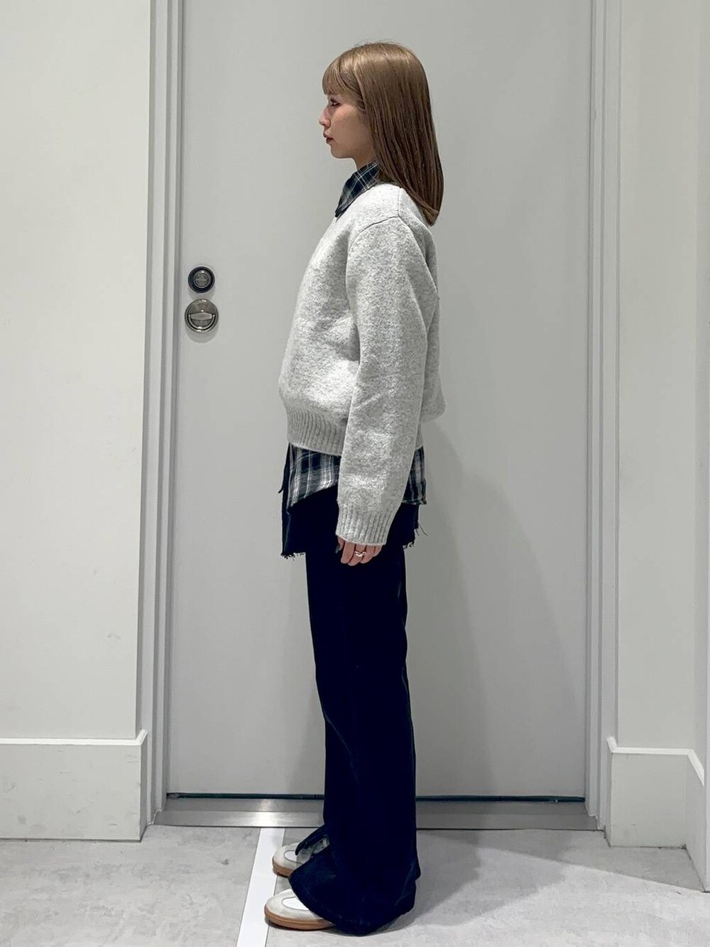 ブラック系のシャツ/ブラウス、グレー系のデニムパンツ、グレー系のニット/セーターを着用したレディースの冬コーディネートの3枚目の写真