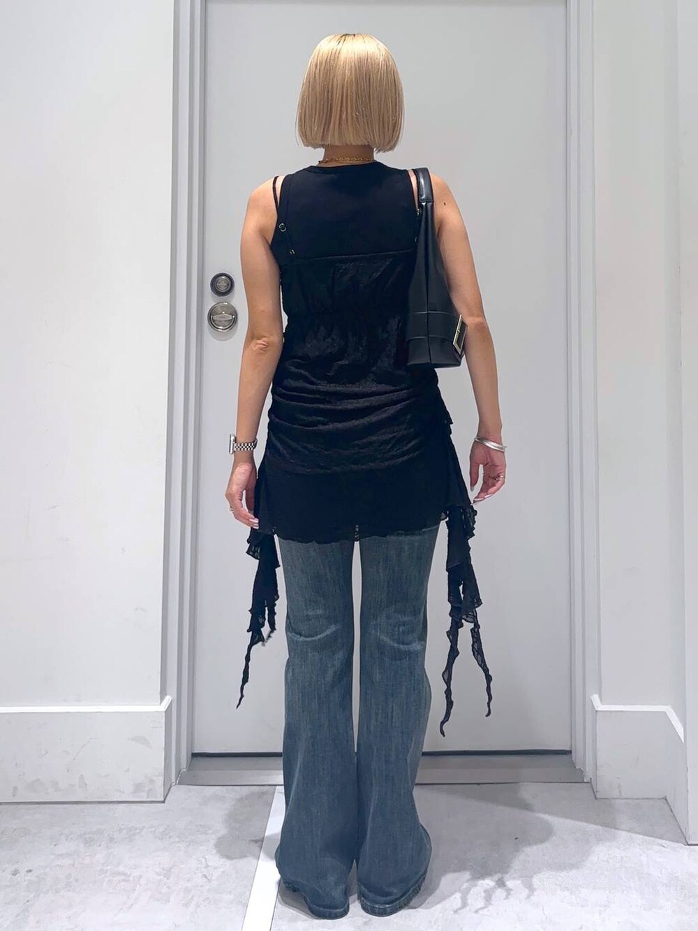 ブルー系のデニムパンツ、その他のパンプス、ブラック系のタンクトップを着用したレディースの夏コーディネートの5枚目の写真