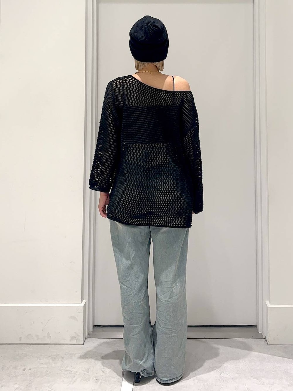 ブルー系のデニムパンツ、ブラック系のその他シューズ、ブラック系のキャミソールを着用したレディースの夏コーディネートの3枚目の写真