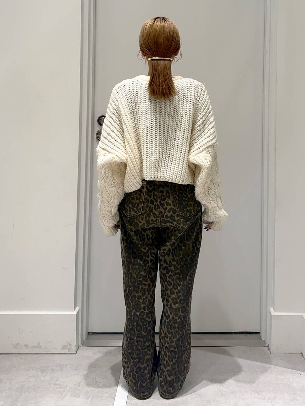 その他のその他パンツ、ベージュ系のニット/セーターを着用したレディースの冬コーディネートの4枚目の写真