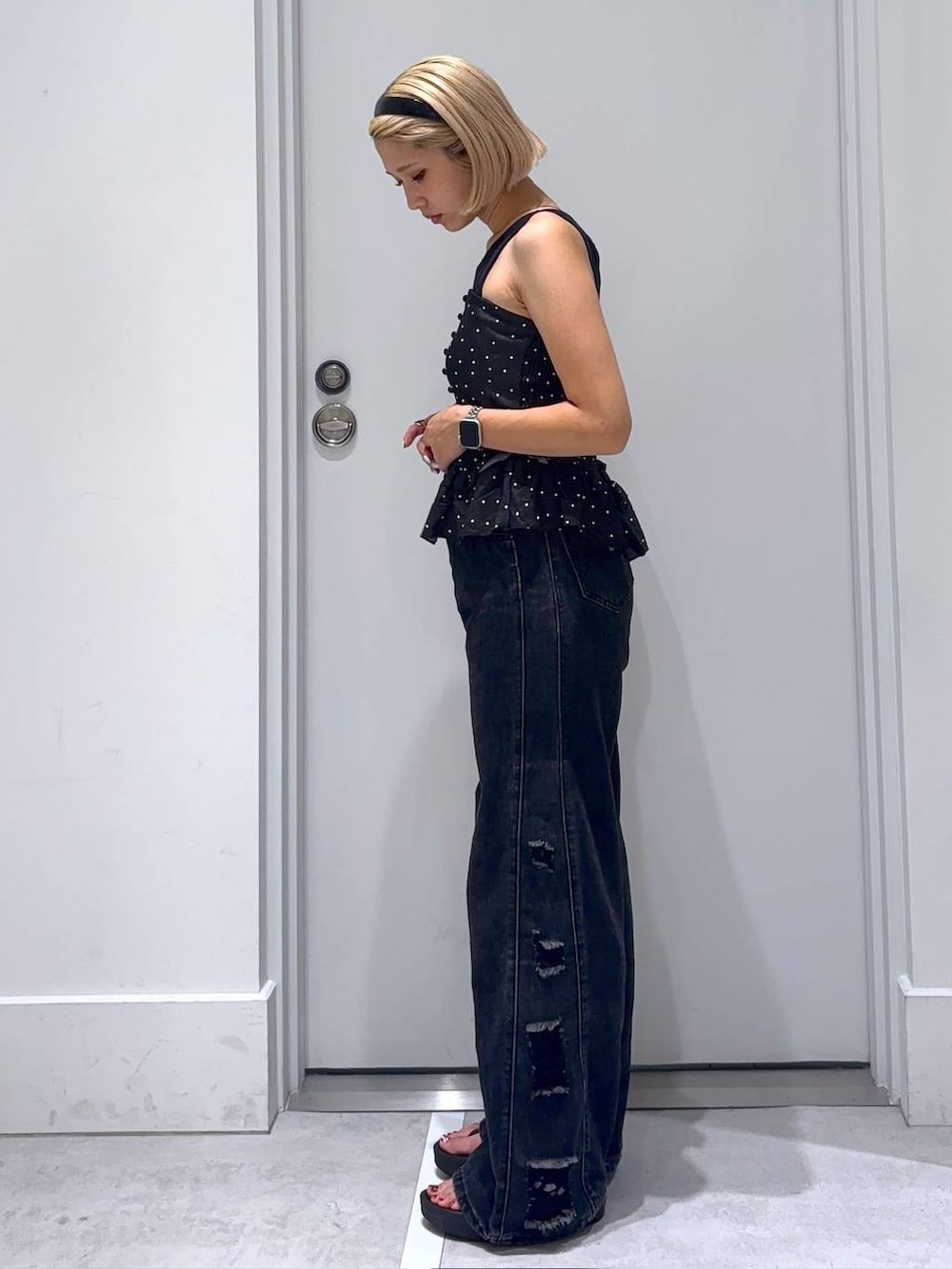 ブラック系のデニムパンツ、ブルー系のその他トップス、ブラック系のカチューシャを着用したレディースの夏コーディネートの4枚目の写真