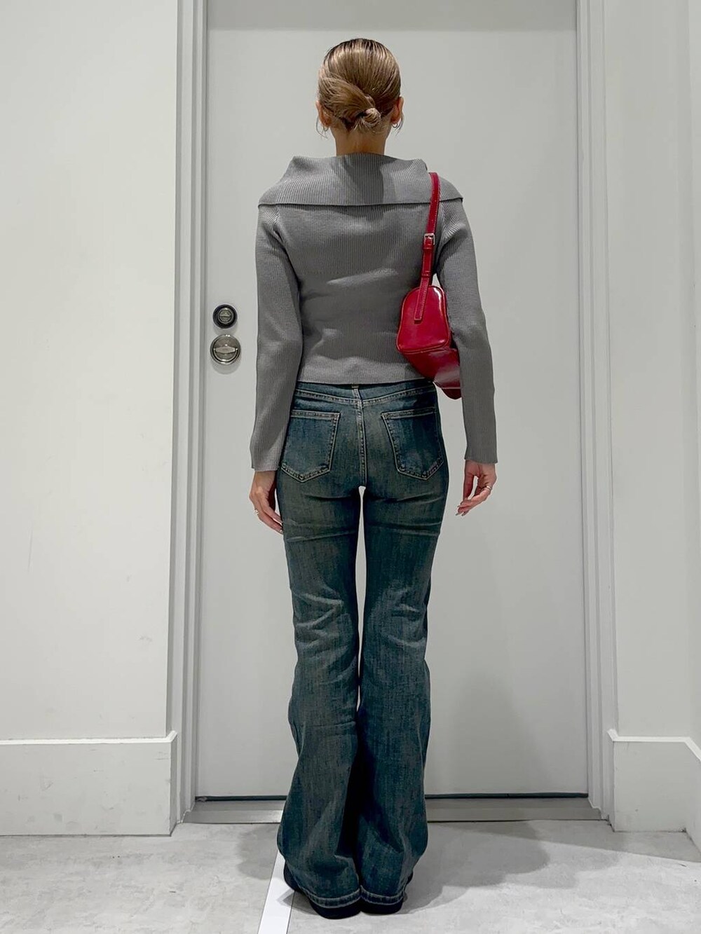 ベージュ系のカーディガン/ボレロ、ブラック系のスリッポン、レッド系のショルダーバッグを着用したレディースの秋コーディネートの5枚目の写真